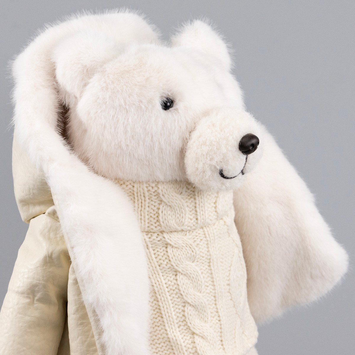 Сувенир Медвежонок в куртке, Н38х30х21см, кремовый в интернет-магазине флористических аксессуаров Азалия Декор