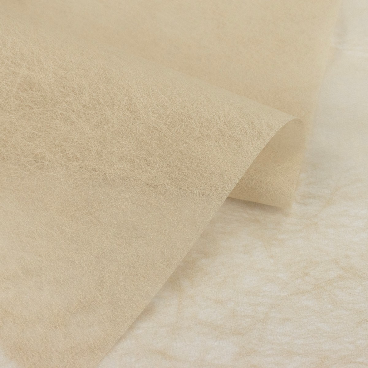 Фетр Паутинка 65гр,15 листов, 58х58см, бежевый в интернет-магазине флористических аксессуаров Азалия Декор