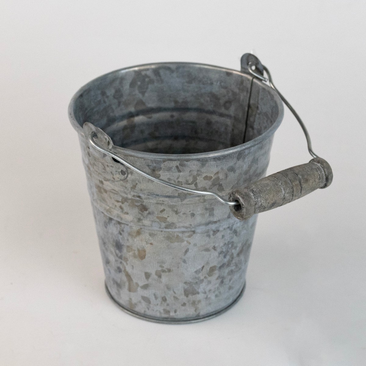 Кашпо с ручкой (металл), D10xH10см, натуральный в интернет-магазине флористических аксессуаров Азалия Декор