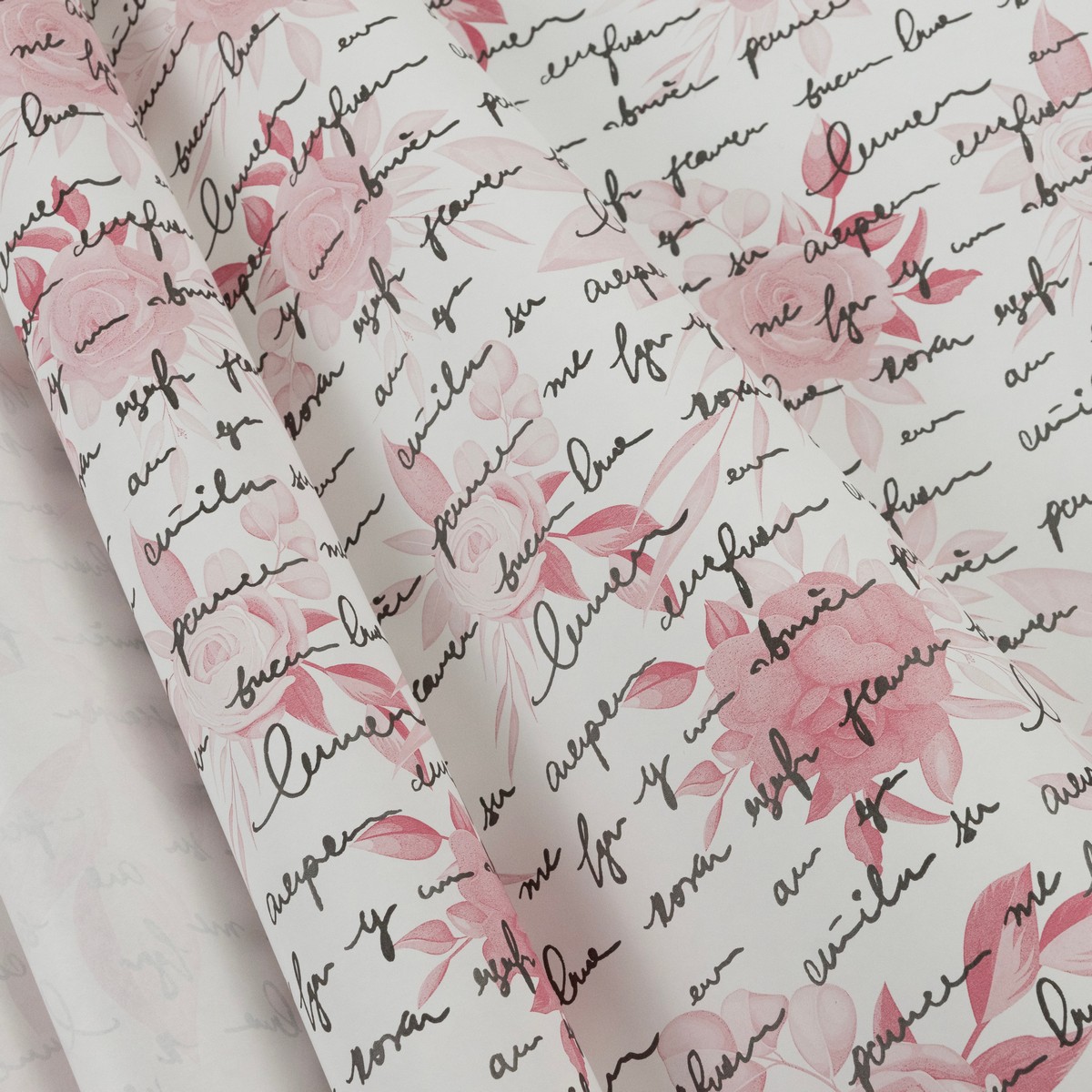 Бумага упаковочная крафт Розы 60гр, 72 см 10 м, белый/розовый в интернет-магазине флористических аксессуаров Азалия Декор