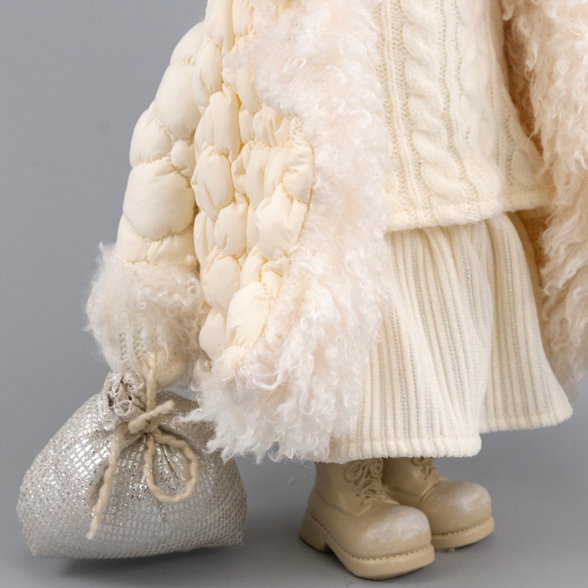 Сувенир Девочка в куртке, Н42х31х19см, кремовый в интернет-магазине флористических аксессуаров Азалия Декор
