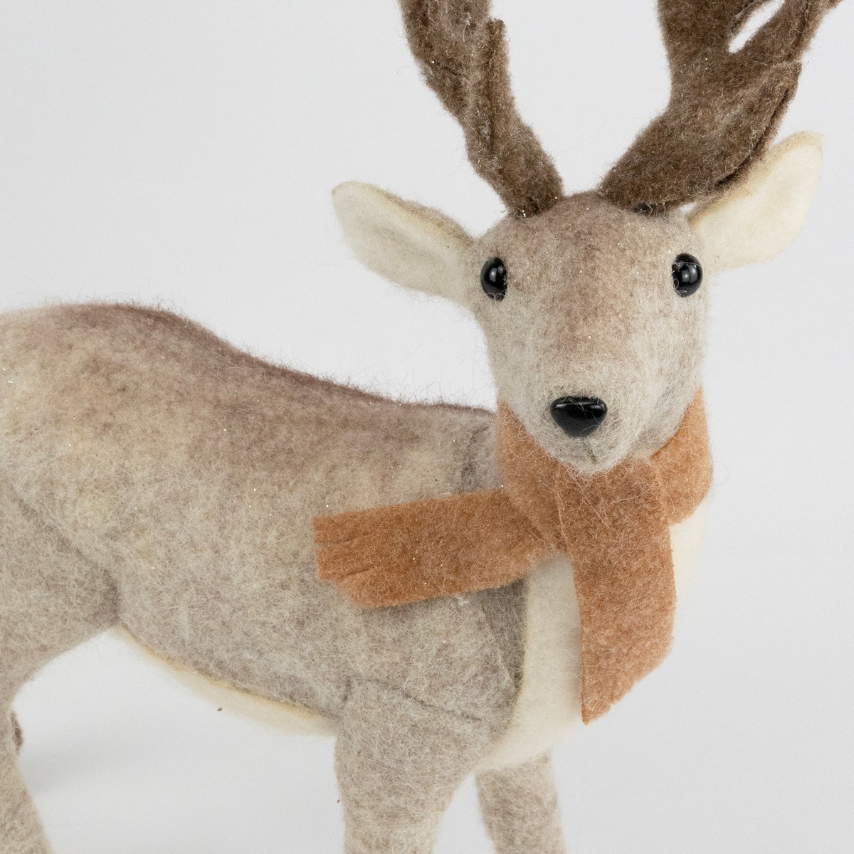 Сувенир Олень (пенопласт/текстиль), 46x15x30см, кремовый в интернет-магазине флористических аксессуаров Азалия Декор