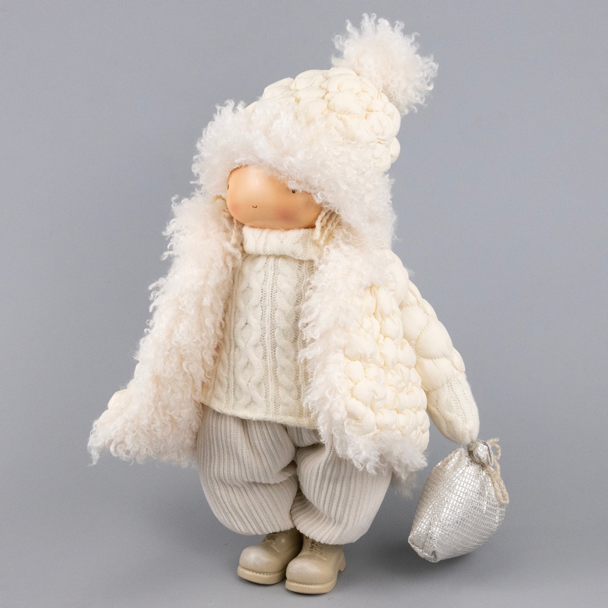 Сувенир Мальчик в куртке, Н42х31х19см, кремовый в интернет-магазине флористических аксессуаров Азалия Декор