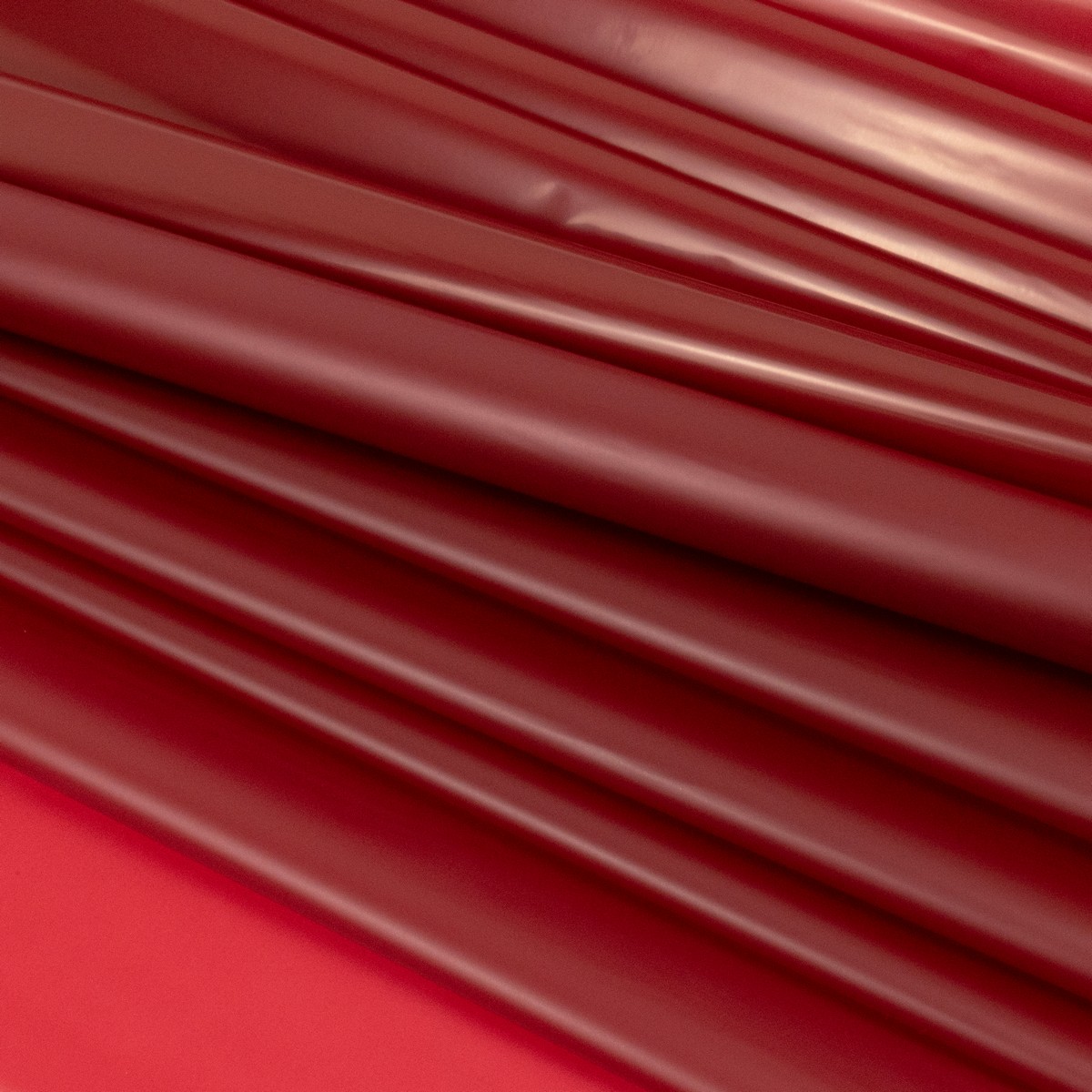 Плёнка тишью влагостойкая 15мкр, 50 см 10 м, красный в интернет-магазине флористических аксессуаров Азалия Декор