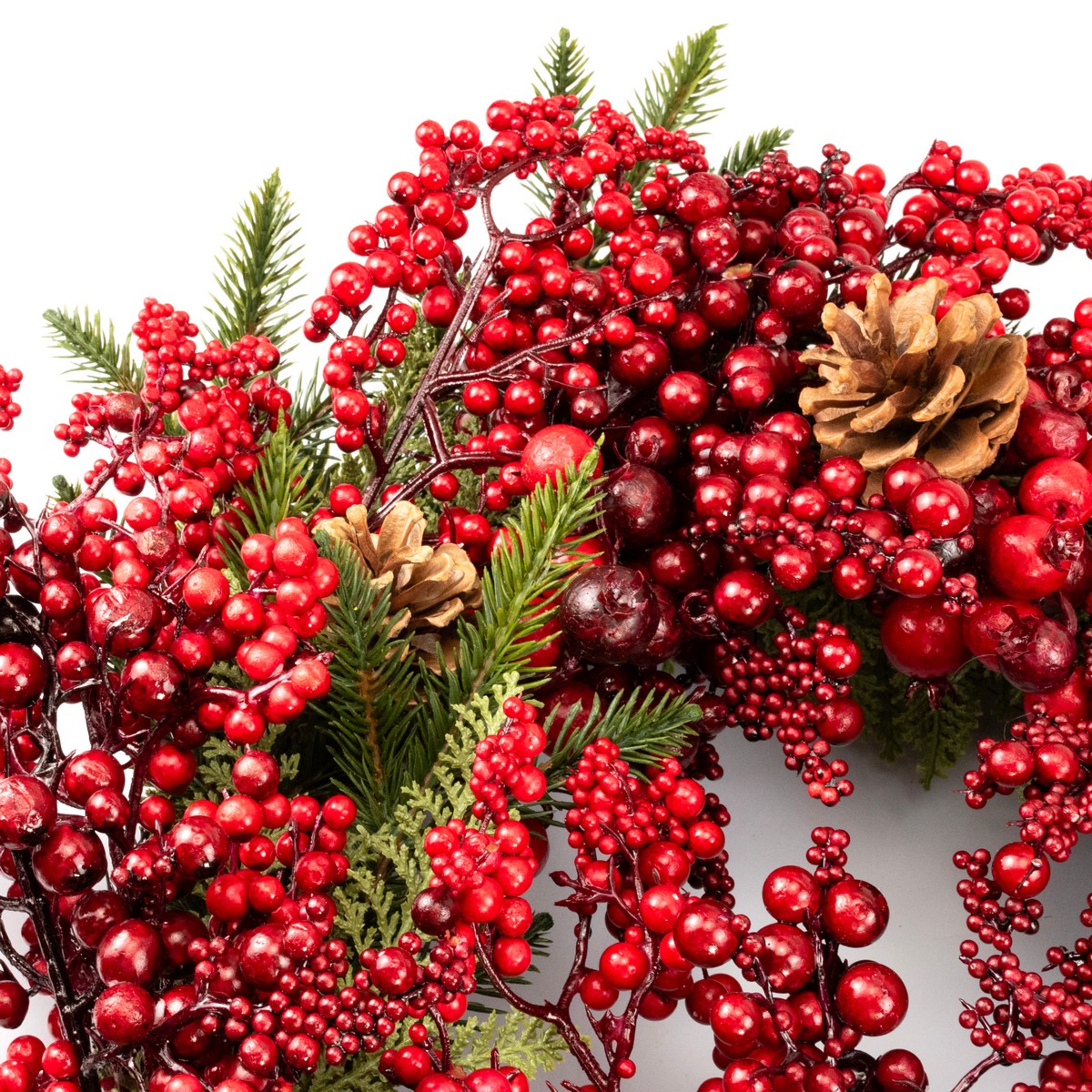 Венок еловый с ягодами и шишками, D56см, зеленый/красный в интернет-магазине флористических аксессуаров Азалия Декор