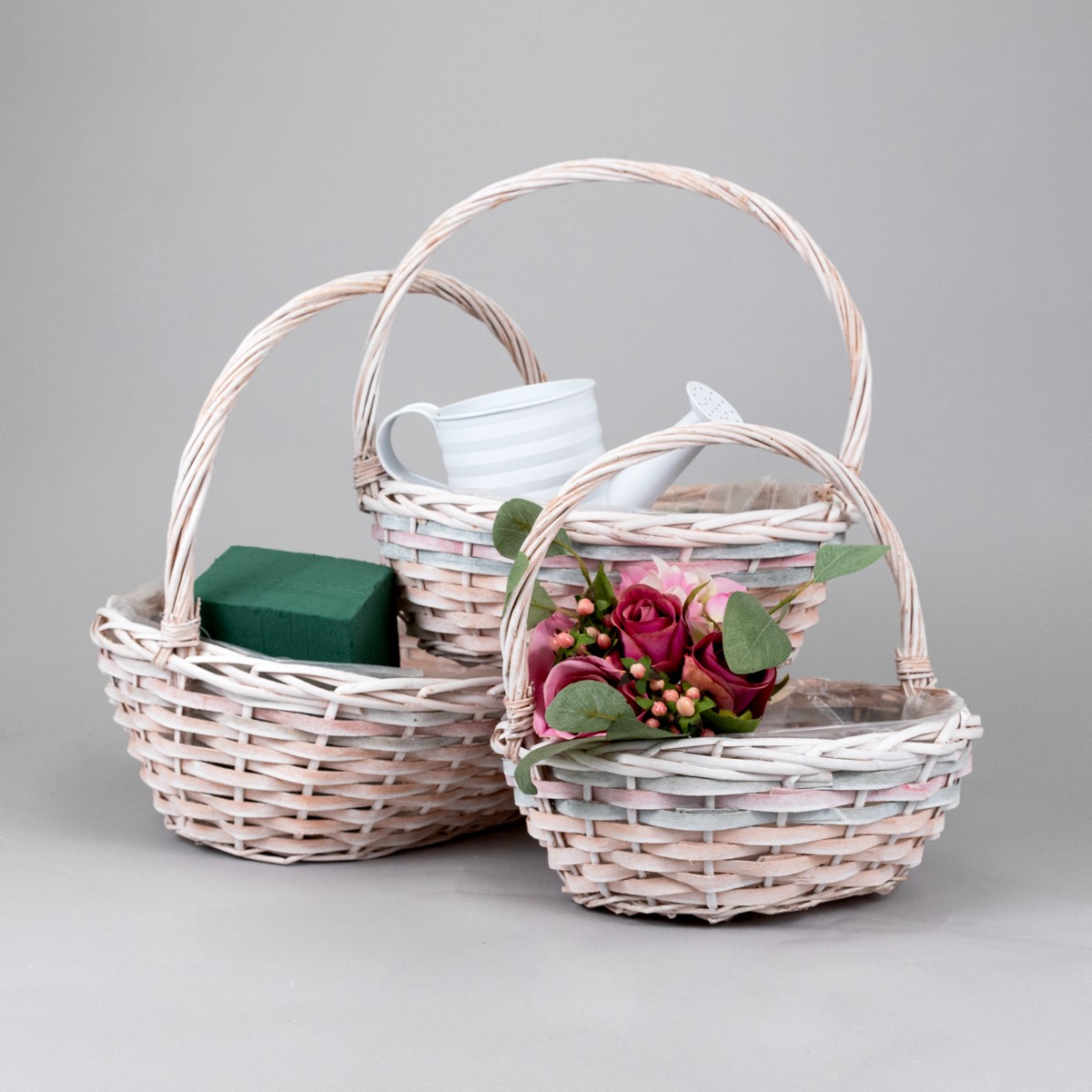 Набор корзин плетеных 3шт. (ива), 38x30x13xH35см, отбеленый/розовый/зеленый в интернет-магазине флористических аксессуаров Азалия Декор