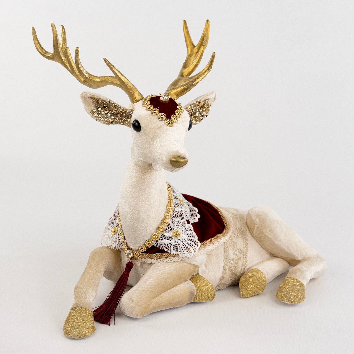 Сувенир Олень (пенопласт/текстиль), Н40х40х28см, крем./красн. в интернет-магазине флористических аксессуаров Азалия Декор