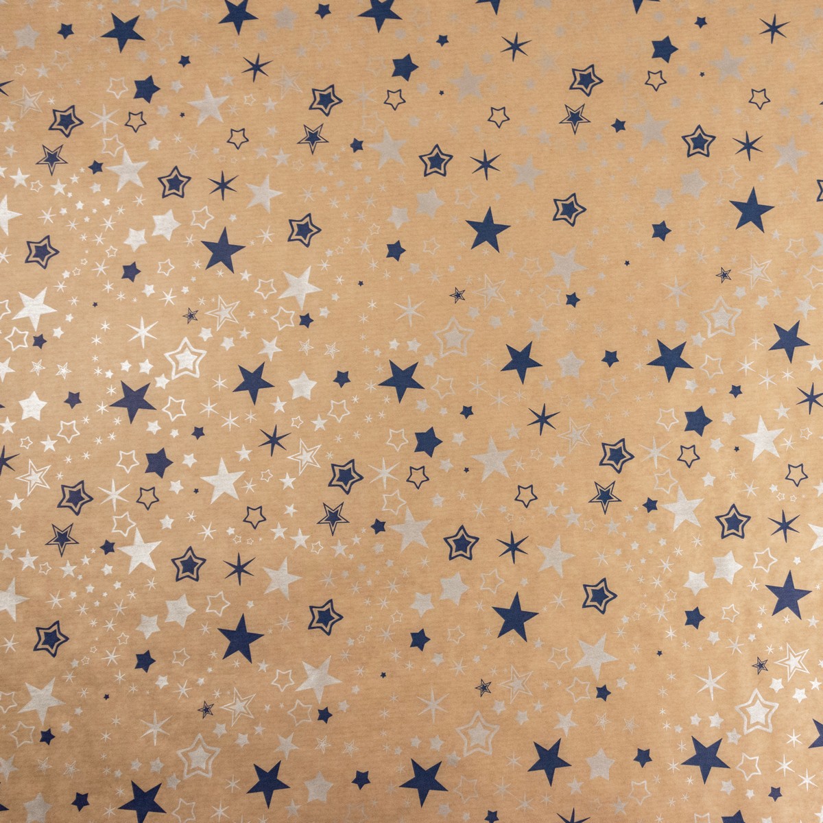 Бумага упаковочная крафт Звезды 40гр, 72 см 10 м, натуральный/синий в интернет-магазине флористических аксессуаров Азалия Декор