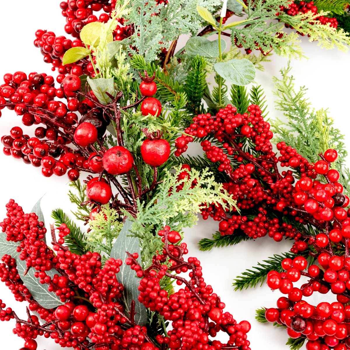 Гирлянда еловая с ягодами и эвкалиптом, 183 см, зеленый/красный в интернет-магазине флористических аксессуаров Азалия Декор