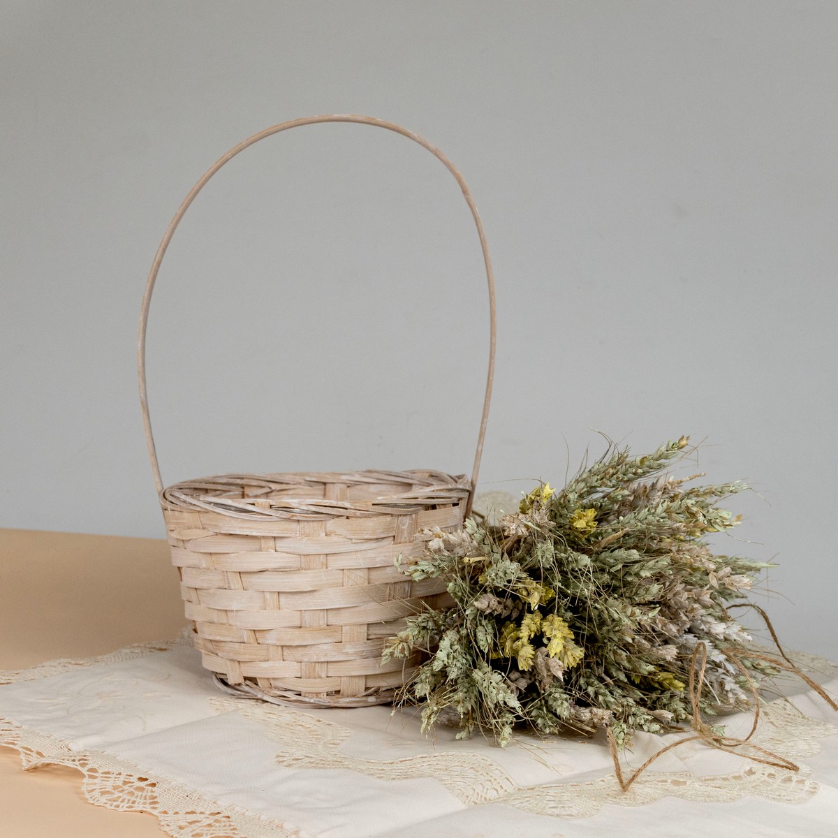 Корзина плетеная (бамбук), D16х10хH32см, белый в интернет-магазине флористических аксессуаров Азалия Декор