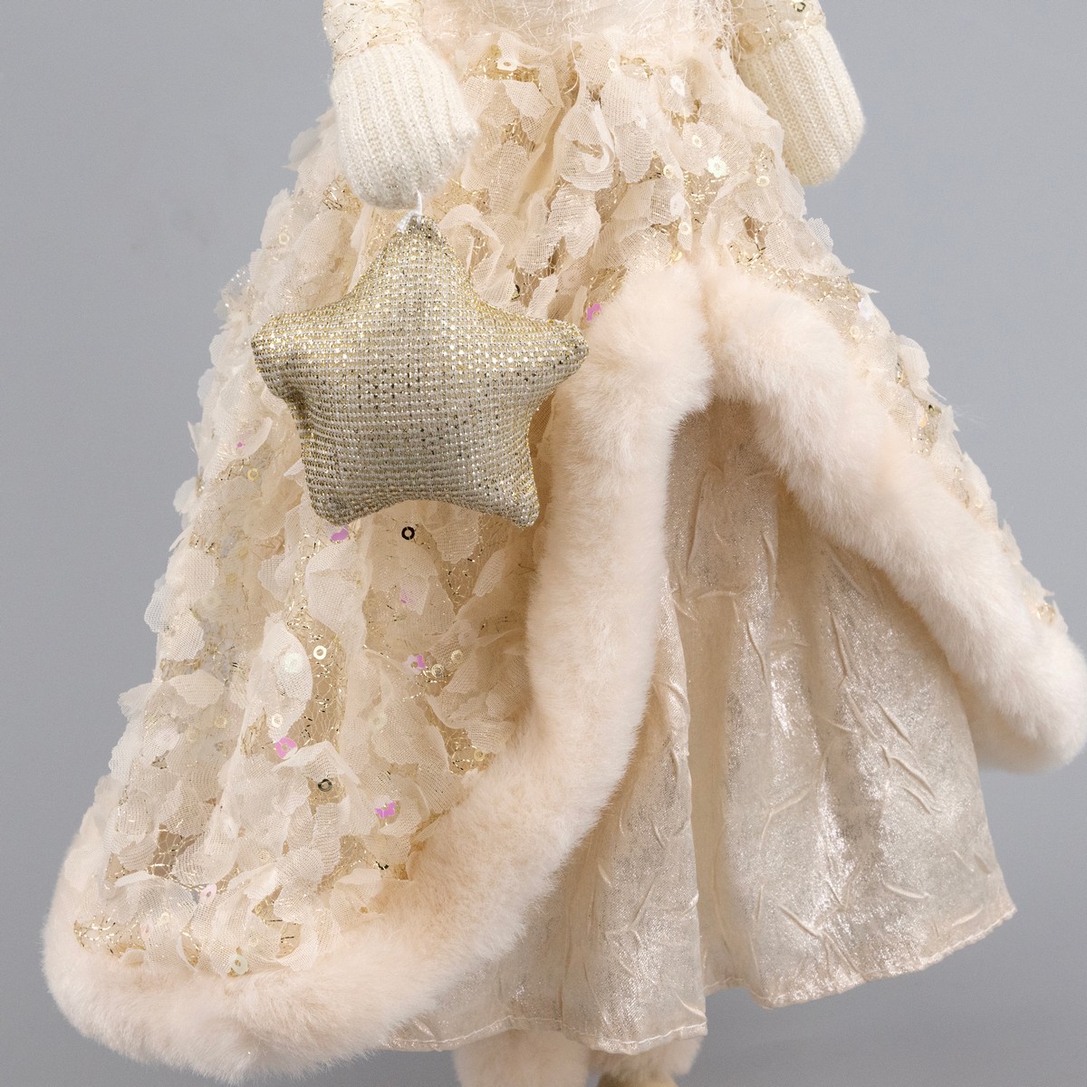 Сувенир Принцесса, Н47х27х22см, шампань в интернет-магазине флористических аксессуаров Азалия Декор