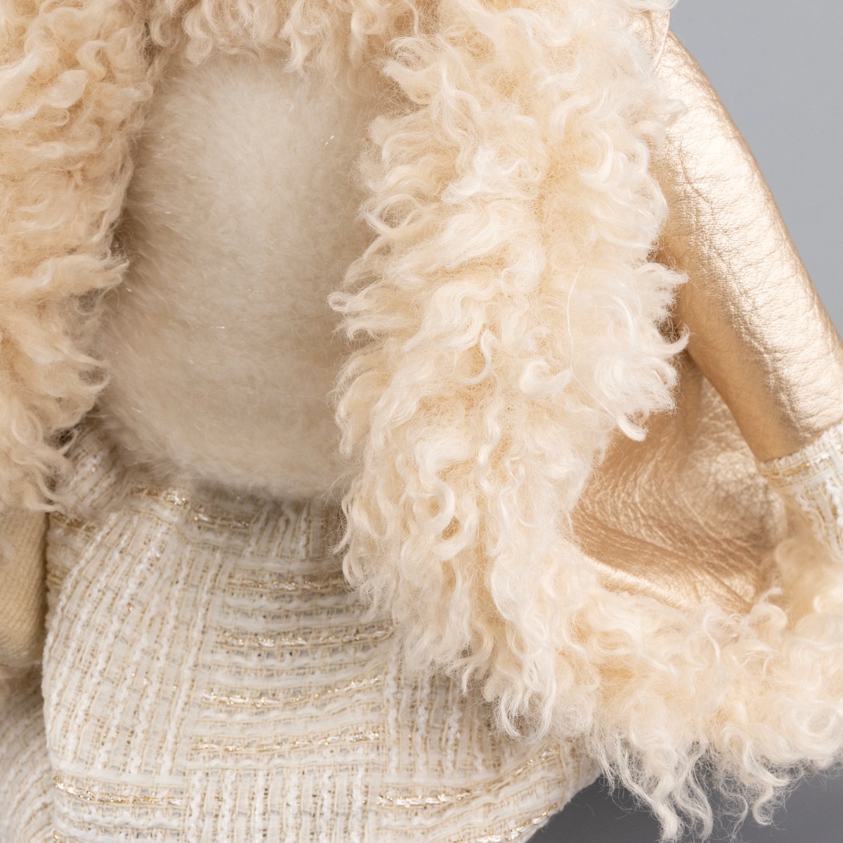 Сувенир Мышка сидящая, Н55х30х24,5см, шампань в интернет-магазине флористических аксессуаров Азалия Декор