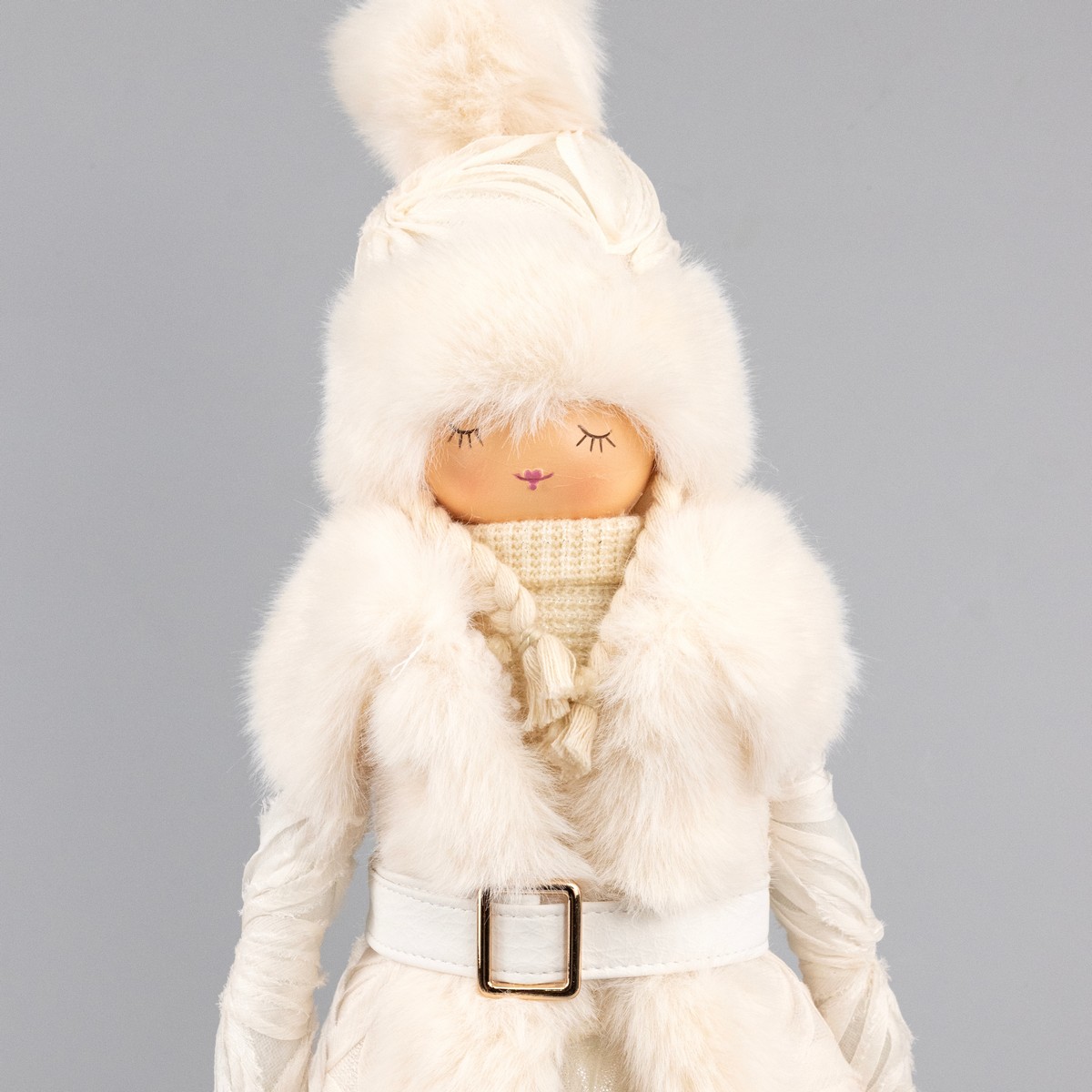 Сувенир Девушка в пальто, Н47х24х18см, кремовый в интернет-магазине флористических аксессуаров Азалия Декор