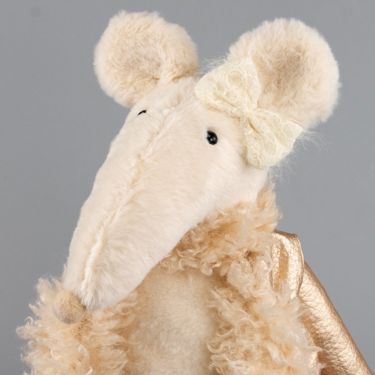 Сувенир Мышка, Н44х30х24,5см, шампань в интернет-магазине флористических аксессуаров Азалия Декор