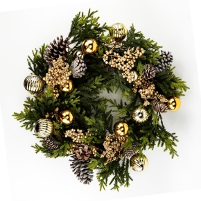 Венок еловый с ягодами, шишками и шарами, D56см, зеленый/золотой в интернет-магазине флористических аксессуаров Азалия Декор