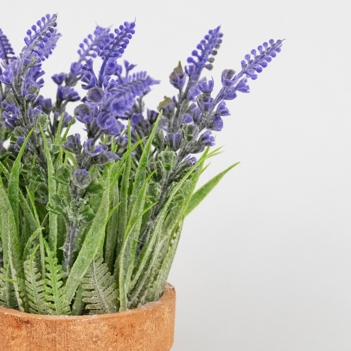 Лаванда в кашпо (бетон), D12xH18см, сиреневый в интернет-магазине флористических аксессуаров Азалия Декор