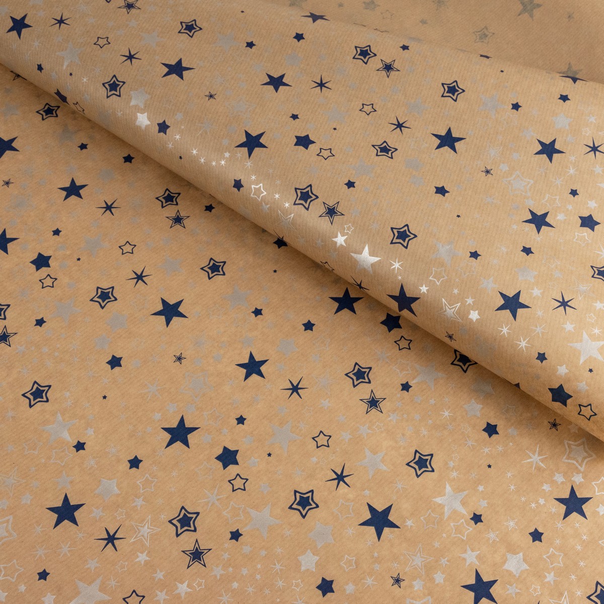 Бумага упаковочная крафт Звезды 40гр, 72 см 10 м, натуральный/синий в интернет-магазине флористических аксессуаров Азалия Декор