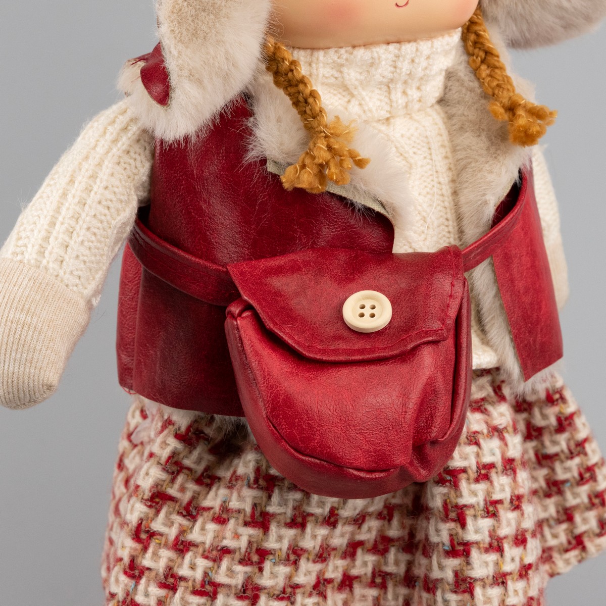 Сувенир Девочка с сумкой, Н42х25х17см, красный в интернет-магазине флористических аксессуаров Азалия Декор