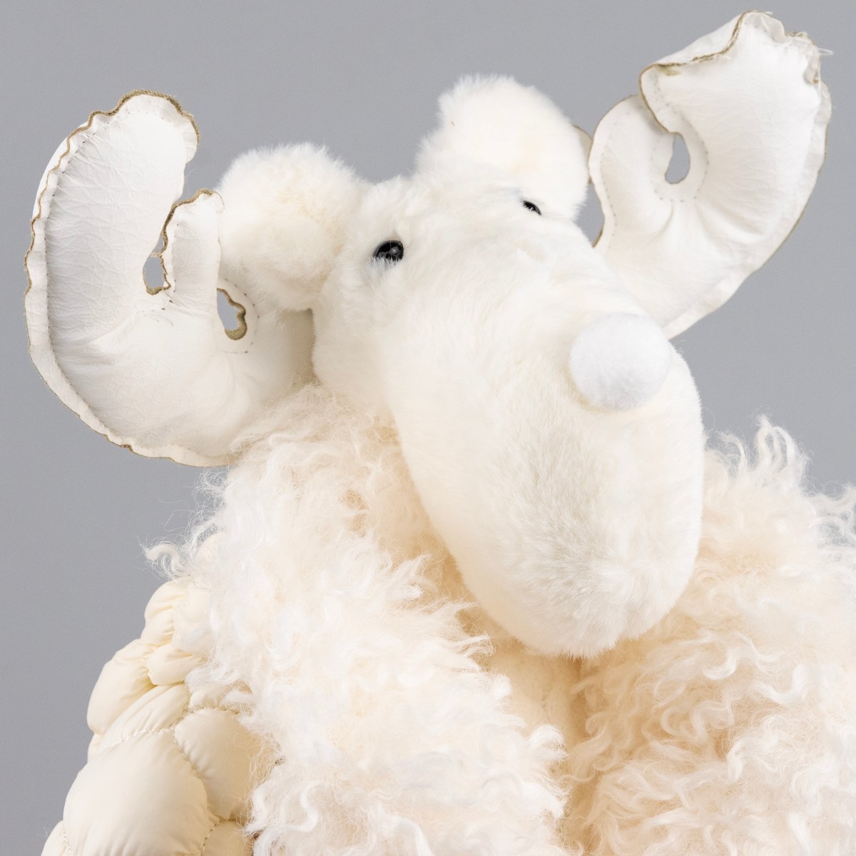 Сувенир Лось Мальчик, Н48х31,5х19см, кремовый в интернет-магазине флористических аксессуаров Азалия Декор