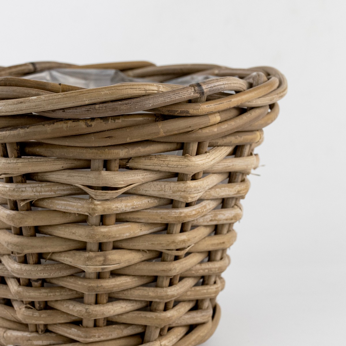 Кашпо плетеное (ротанг), D20хH17см,серый в интернет-магазине флористических аксессуаров Азалия Декор