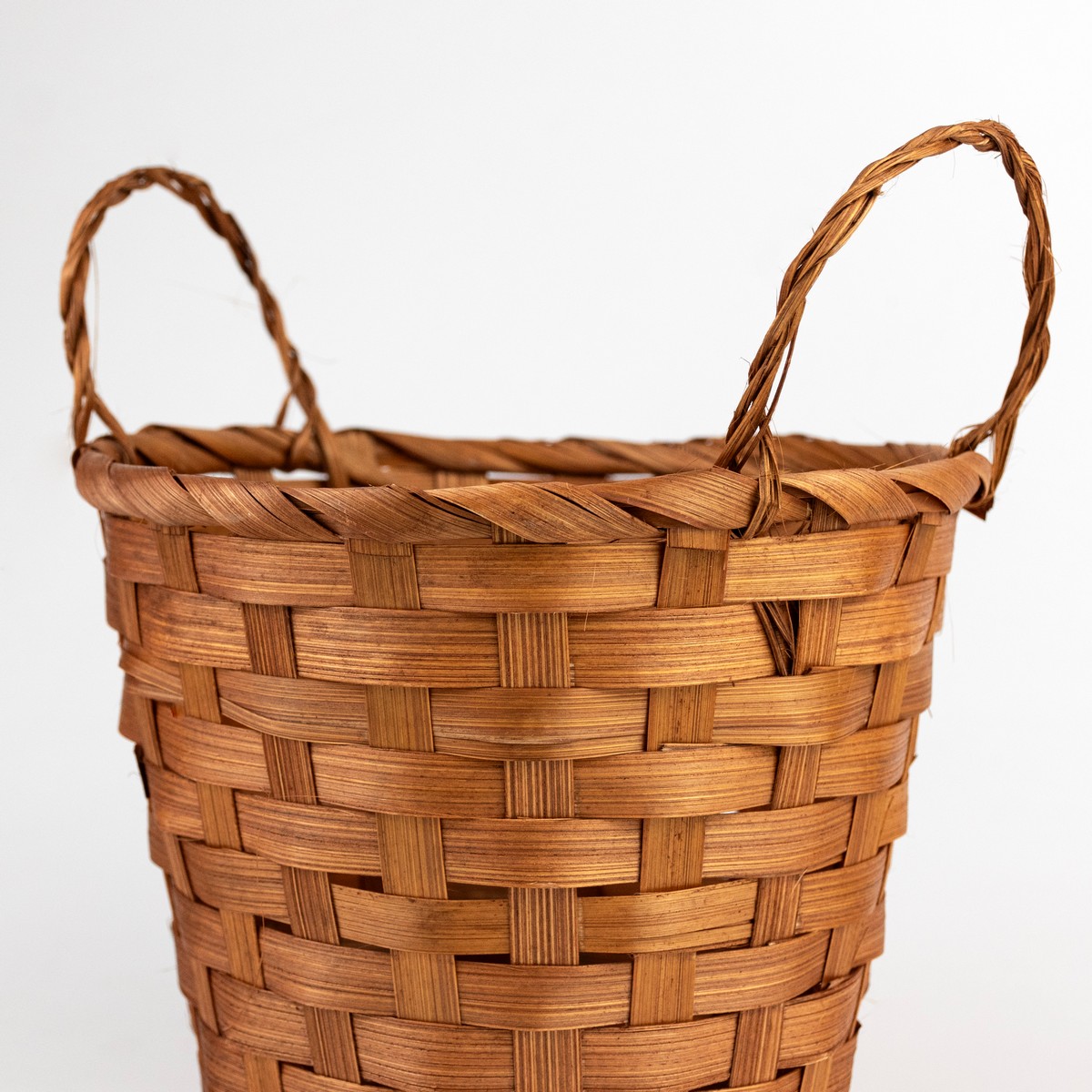 Кашпо плетеное (бамбук), D17хH15см, коричневый в интернет-магазине флористических аксессуаров Азалия Декор