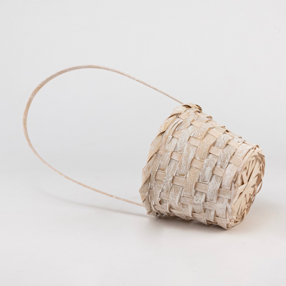 Корзина плетеная (бамбук), D13х9хH30см, белый в интернет-магазине флористических аксессуаров Азалия Декор