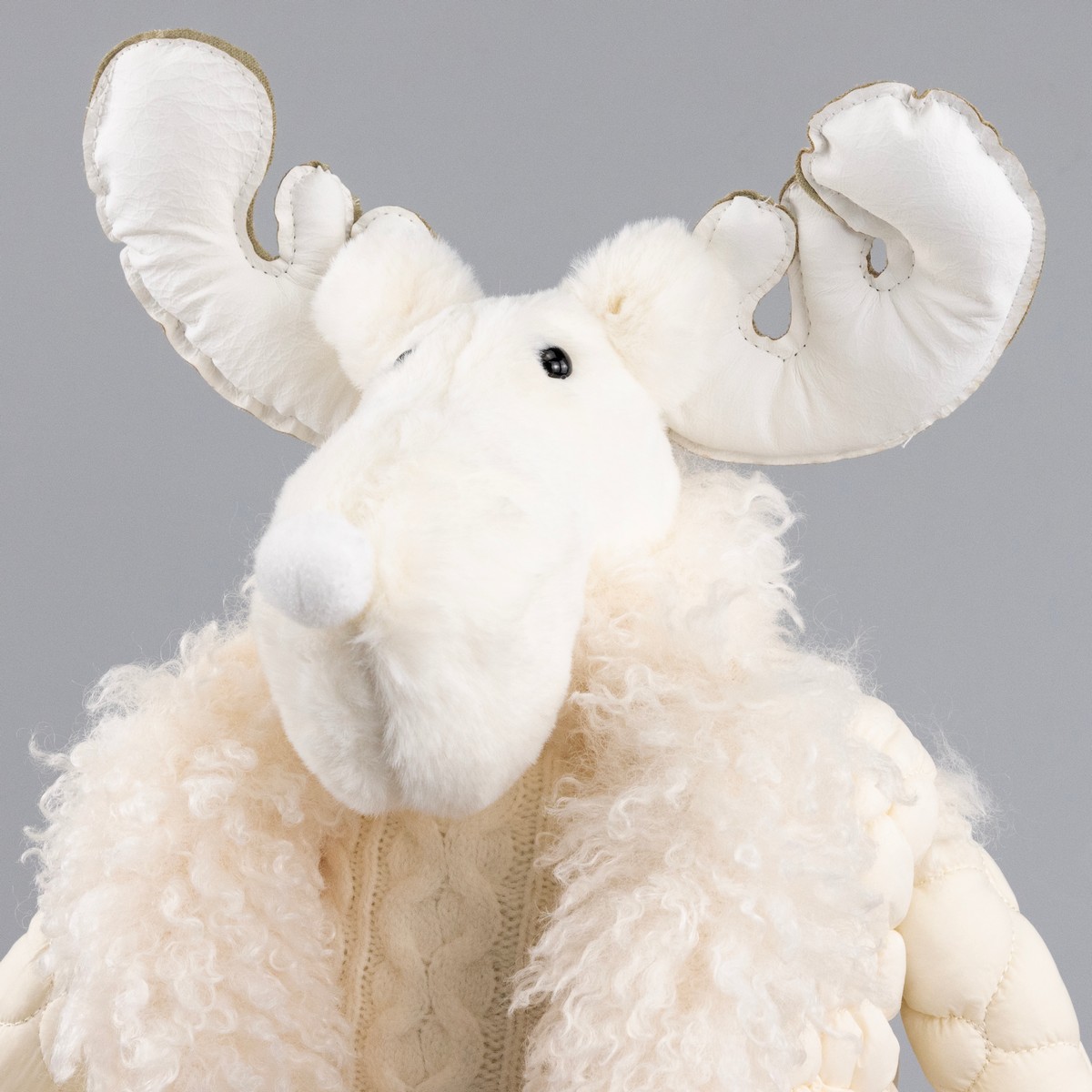 Сувенир Лось Девочка, Н48х31,5х19см, кремовый в интернет-магазине флористических аксессуаров Азалия Декор