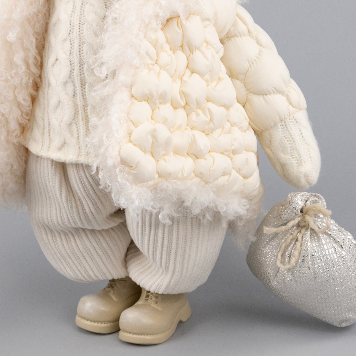 Сувенир Мальчик в куртке, Н42х31х19см, кремовый в интернет-магазине флористических аксессуаров Азалия Декор