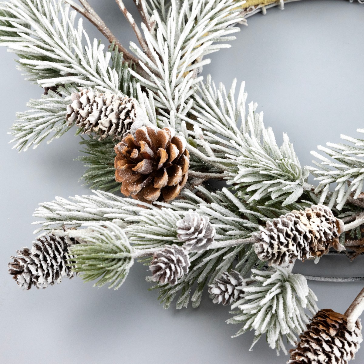 Венок еловый с шишками заснеженный, D40см, зеленый/белый в интернет-магазине флористических аксессуаров Азалия Декор