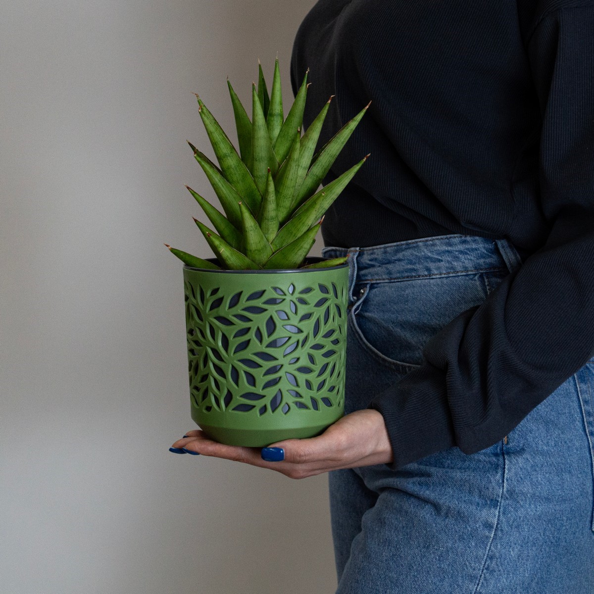 Кашпо со вставкой Листья (пластик), D13xH13,5см, 1,25л, зел./антрацит. в интернет-магазине флористических аксессуаров Азалия Декор