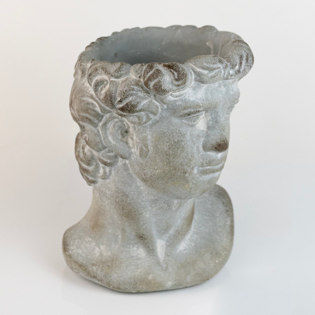 Кашпо Бюст мужчина (бетон), 17x15хH23см, серый в интернет-магазине флористических аксессуаров Азалия Декор
