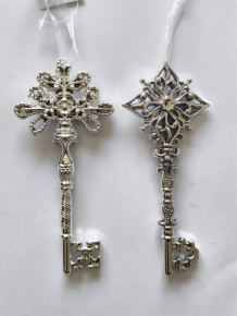 Украшение подвесное Ключик (пластик), 16х7,2см, в асс., серебряный в интернет-магазине флористических аксессуаров Азалия Декор