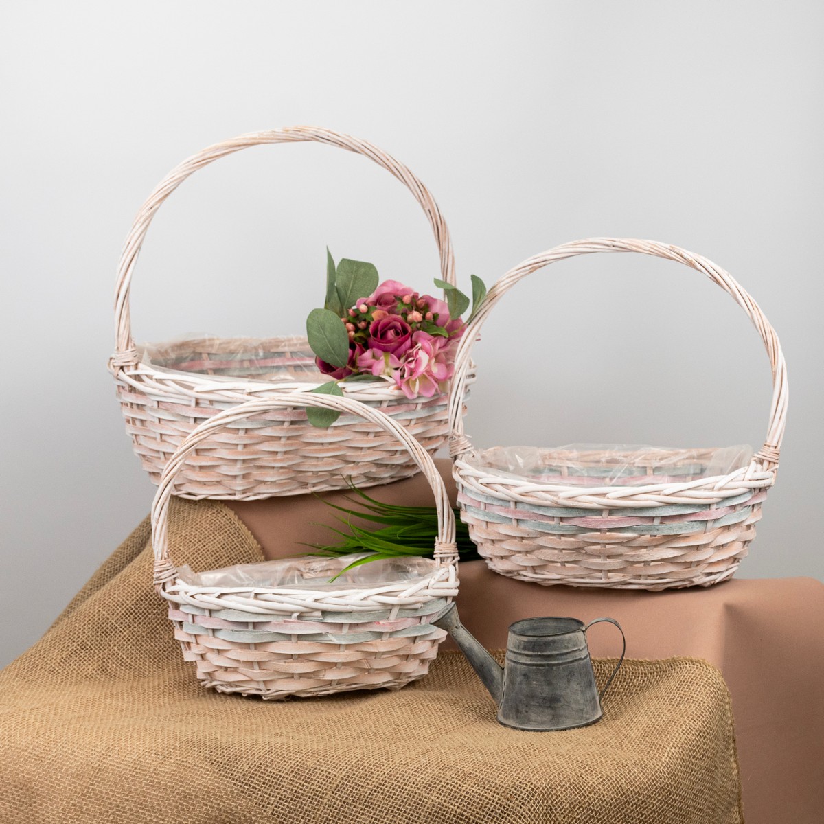 Набор корзин плетеных 3шт. (ива), 38x30x13xH35см, отбеленый/розовый/зеленый в интернет-магазине флористических аксессуаров Азалия Декор