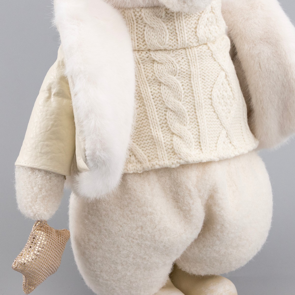 Сувенир Медвежонок в куртке, Н38х30х21см, кремовый в интернет-магазине флористических аксессуаров Азалия Декор