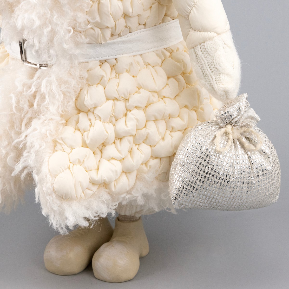 Сувенир Лось Мальчик, Н48х31,5х19см, кремовый в интернет-магазине флористических аксессуаров Азалия Декор