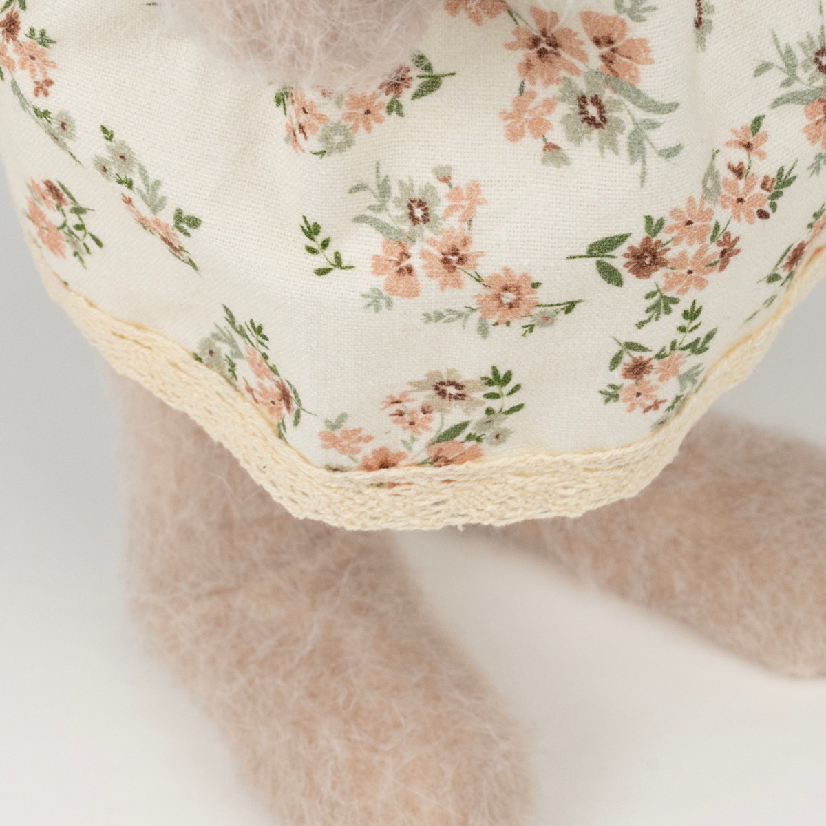 Сувенир Заяц (пенопласт/текстиль), H40x11х14см, кремовый в интернет-магазине флористических аксессуаров Азалия Декор