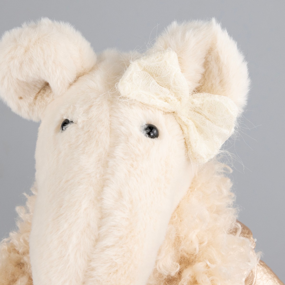 Сувенир Мышка сидящая, Н55х30х24,5см, шампань в интернет-магазине флористических аксессуаров Азалия Декор