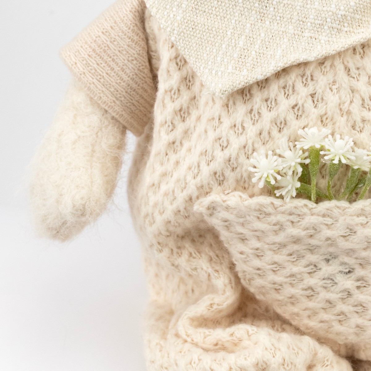 Сувенир Кролик мальчик сидящий, H64x29x16,5см, кремовый в интернет-магазине флористических аксессуаров Азалия Декор