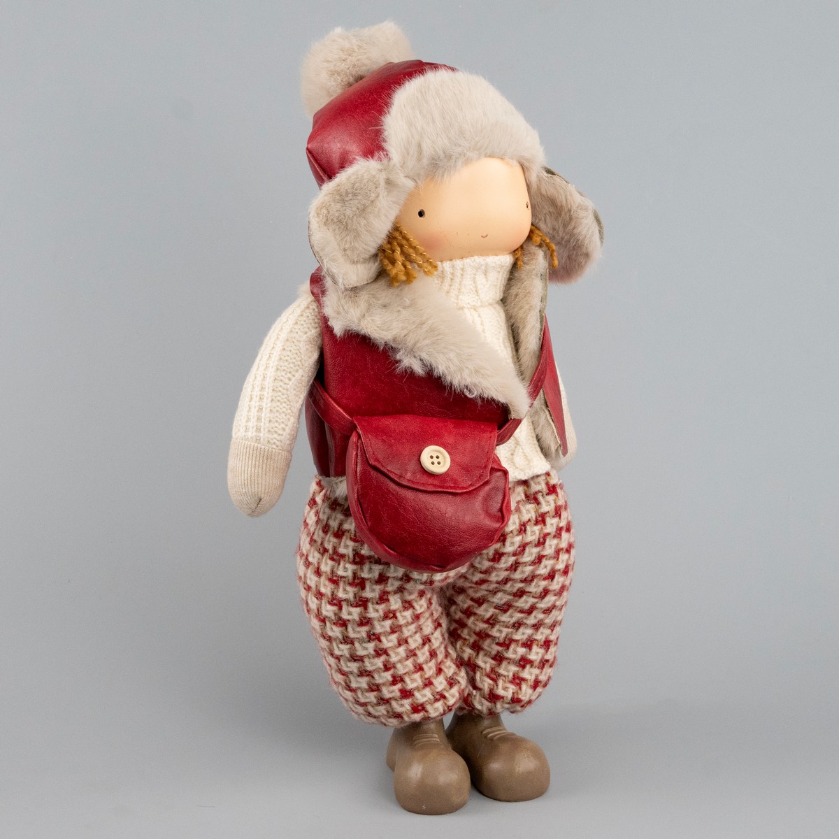 Сувенир Мальчик с сумкой, Н42х25х17см, красный в интернет-магазине флористических аксессуаров Азалия Декор