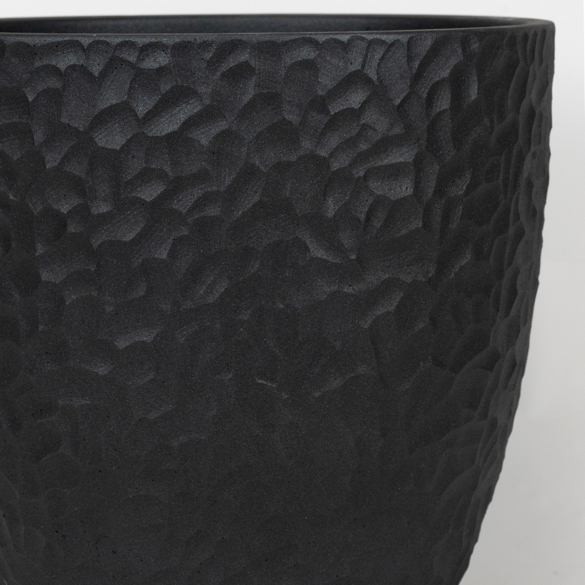Кашпо Манго (бетон), D25xH23см, 8л, чёрный в интернет-магазине флористических аксессуаров Азалия Декор