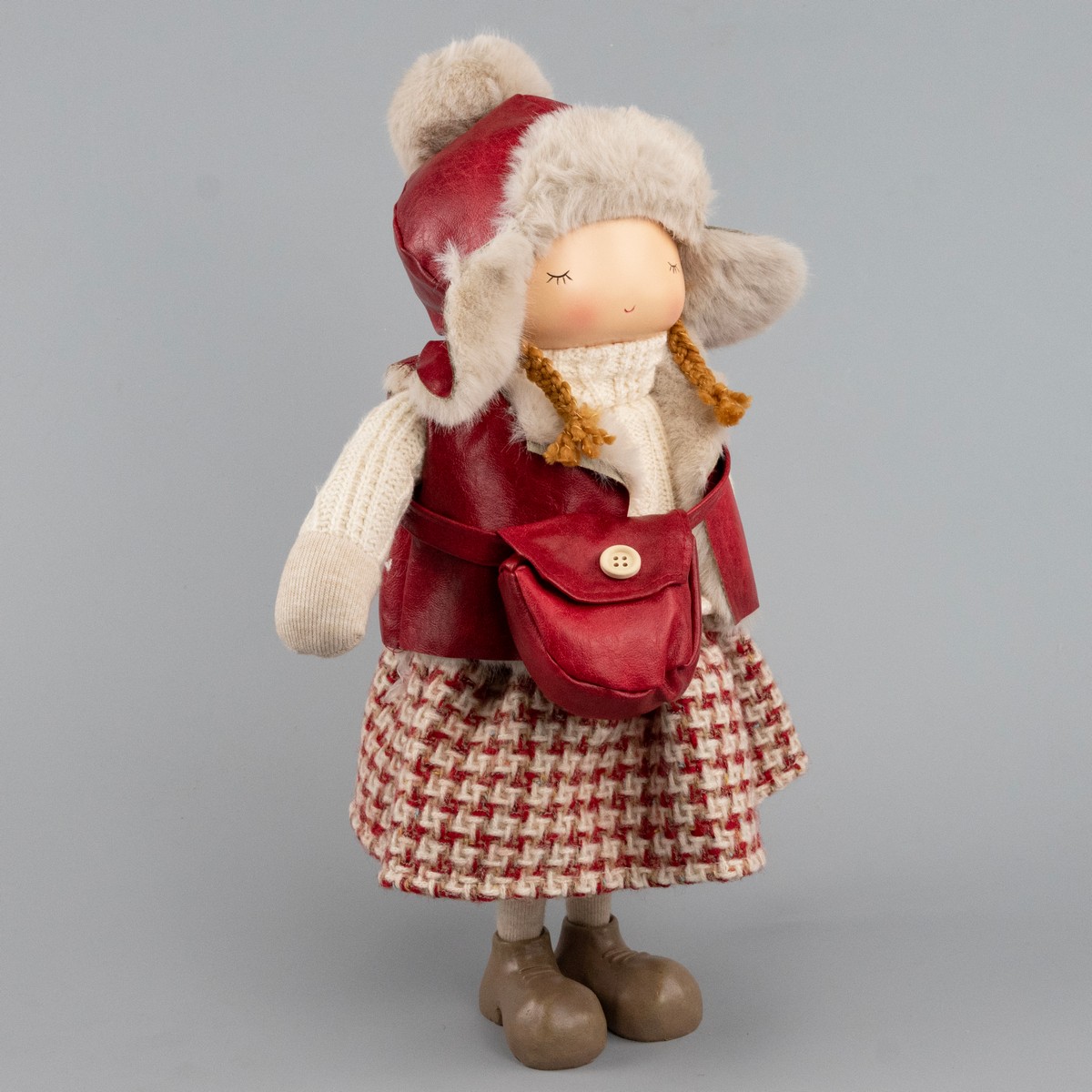Сувенир Девочка с сумкой, Н42х25х17см, красный в интернет-магазине флористических аксессуаров Азалия Декор