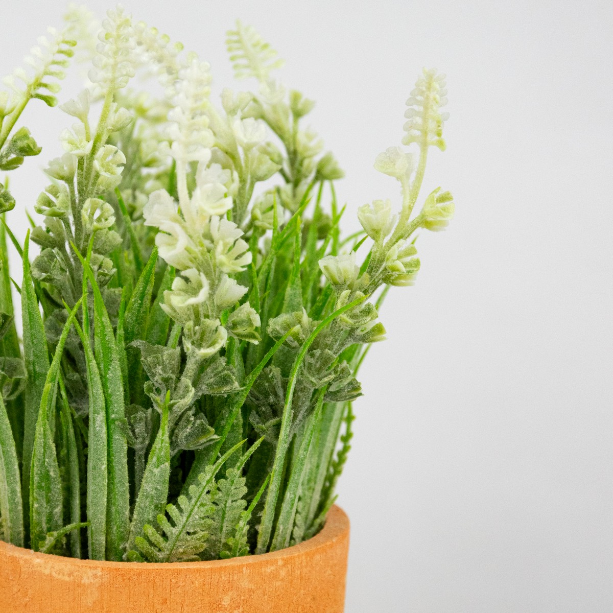 Лаванда в кашпо (бетон), D12xH18см, белый в интернет-магазине флористических аксессуаров Азалия Декор