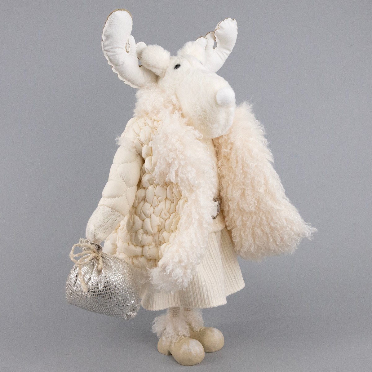 Сувенир Лось Девочка, Н48х31,5х19см, кремовый в интернет-магазине флористических аксессуаров Азалия Декор