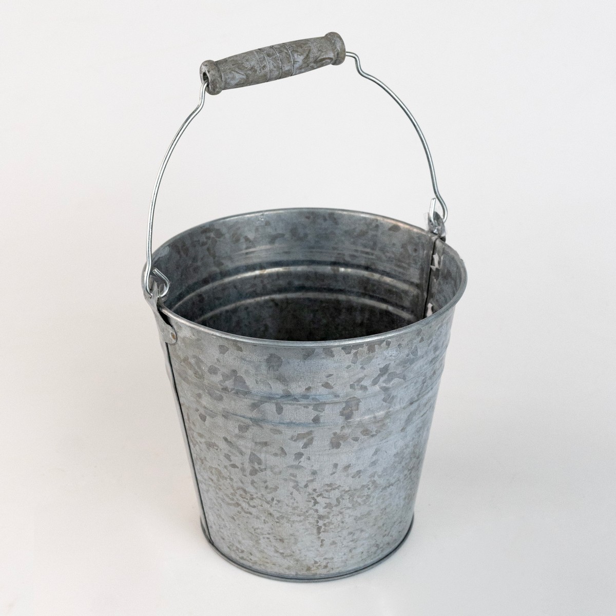 Кашпо с ручкой (металл), D15xH14см, натуральный в интернет-магазине флористических аксессуаров Азалия Декор