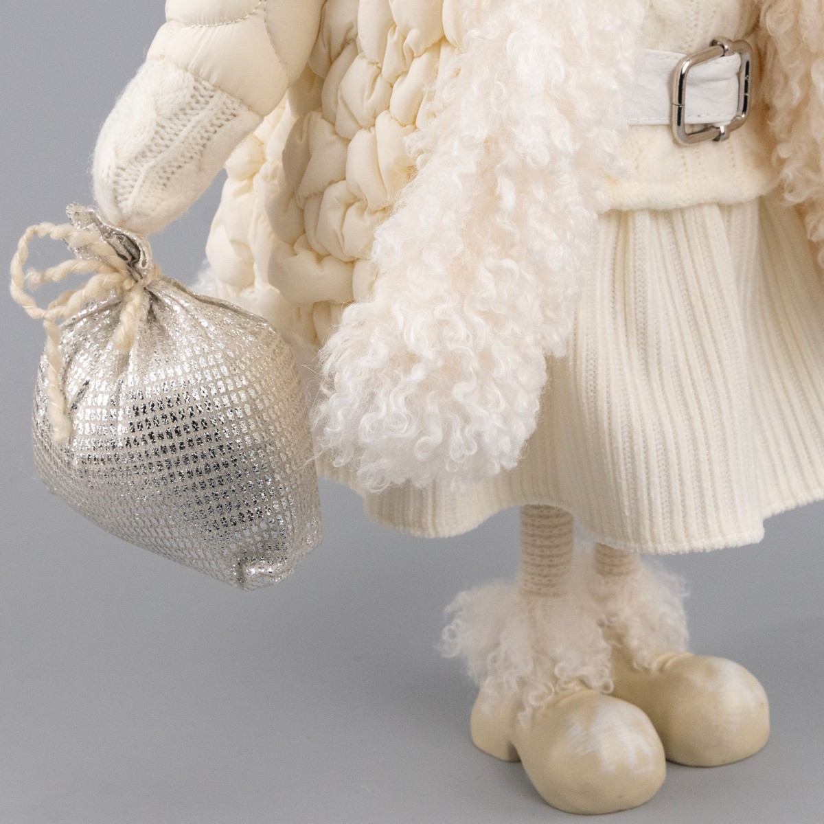 Сувенир Лось Девочка, Н48х31,5х19см, кремовый в интернет-магазине флористических аксессуаров Азалия Декор