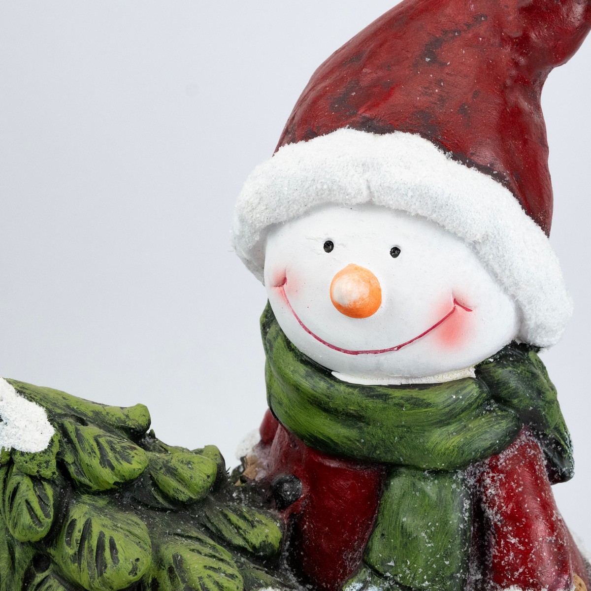 Сувенир Снеговик с тачкой (керамика), Н44х29,5х20см, красный в интернет-магазине флористических аксессуаров Азалия Декор