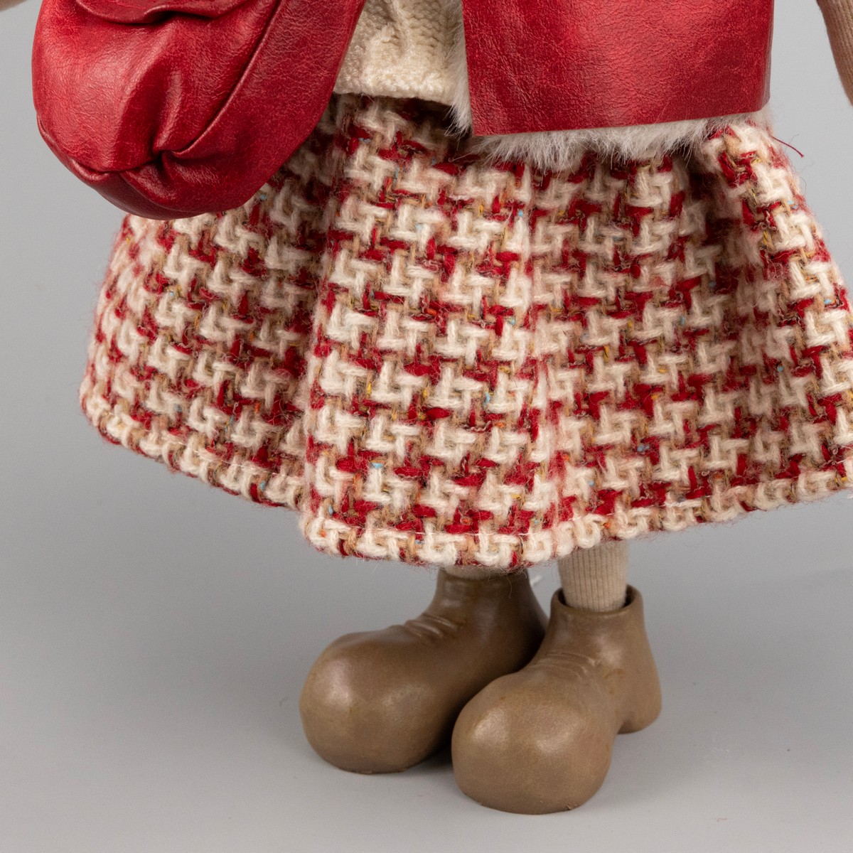 Сувенир Девочка с сумкой, Н42х25х17см, красный в интернет-магазине флористических аксессуаров Азалия Декор