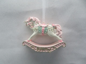 Украшение подвесное Лошадка (полирезин), Н6,5х7,5х2см, розовый в интернет-магазине флористических аксессуаров Азалия Декор