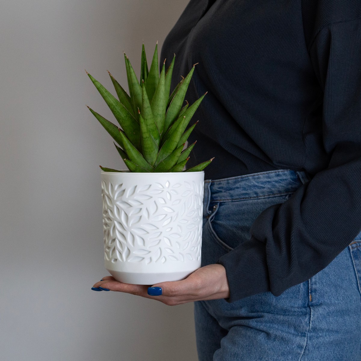 Кашпо со вставкой Листья (пластик), D13xH13,5см, 1,25л, бел. в интернет-магазине флористических аксессуаров Азалия Декор