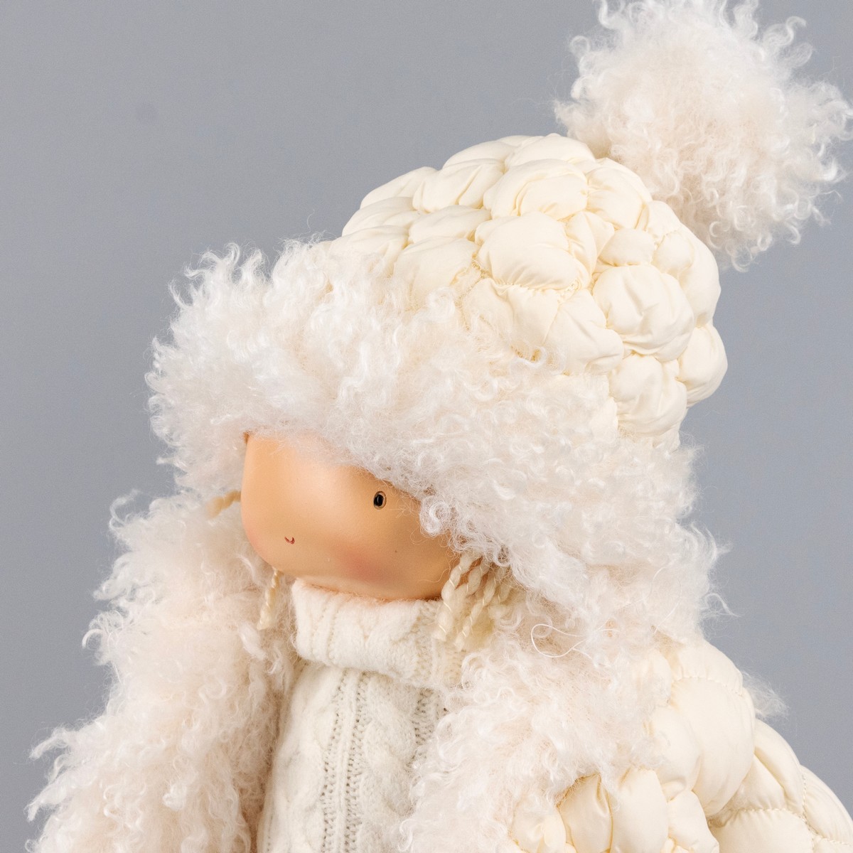 Сувенир Мальчик в куртке, Н42х31х19см, кремовый в интернет-магазине флористических аксессуаров Азалия Декор